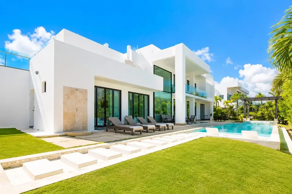 La villa blanche et sa piscine privée